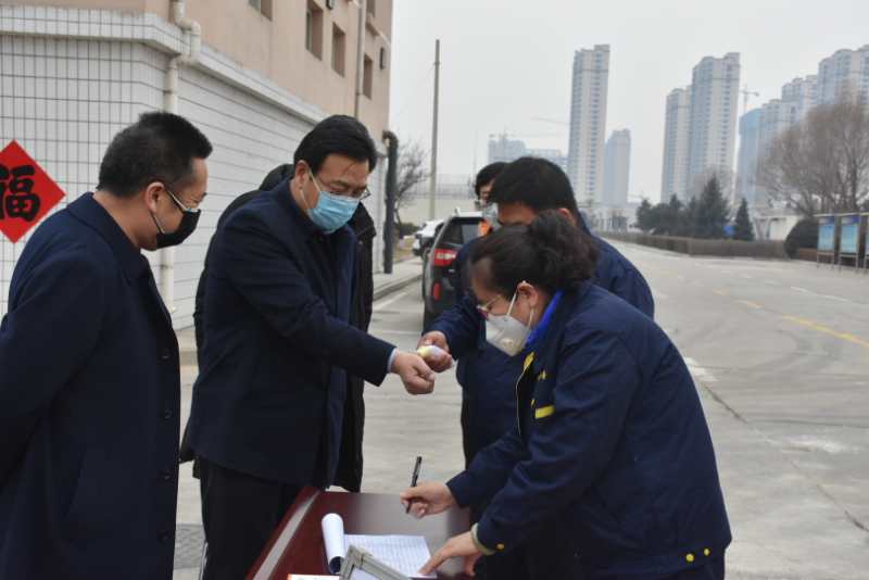 市城管局劉云飛局長(zhǎng)一行蒞臨忻州市水務(wù)有限責(zé)任公司污水處理分公司檢查疫情防控及復(fù)工復(fù)產(chǎn)工作情況。.jpg